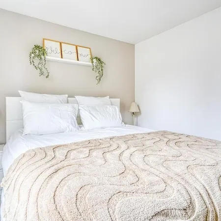 Unique, Palace Of And Train Station Apartment *